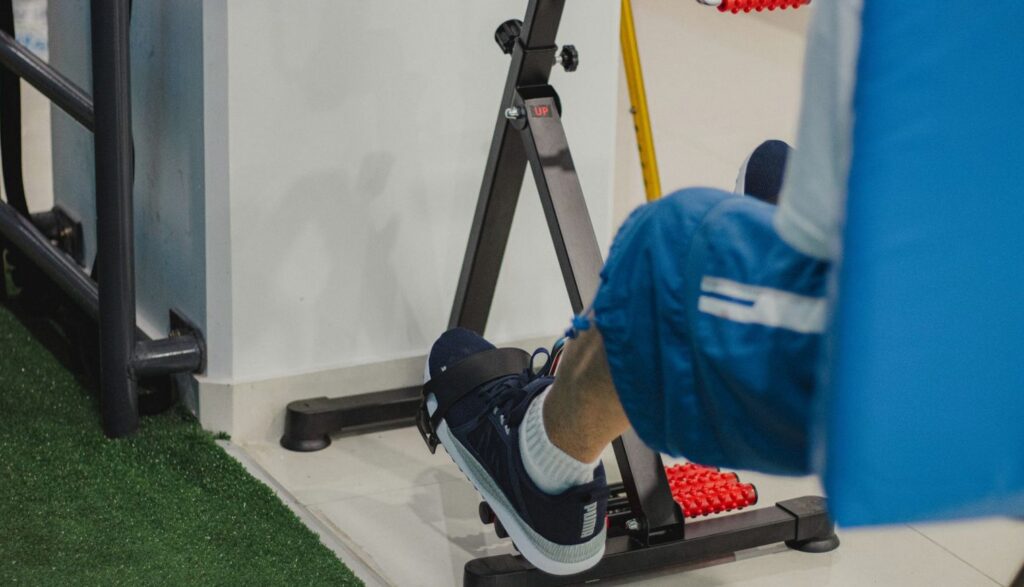 Rower stacjonarny w sali ćwiczeń rehabilitacyjnych