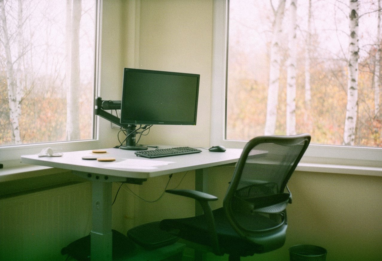 Ergonomia pracy przy komputerze: biurko, krzesło i monitor