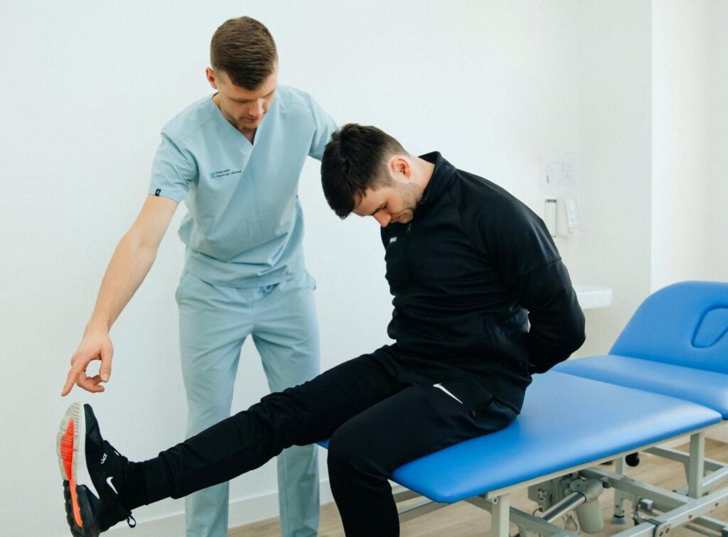 Ćwiczenie wzmacniające łydkę i ścięgno pod okiem fizjoterapeuty