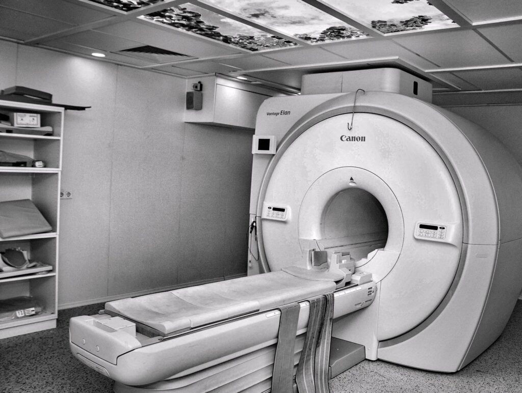 Aparat rezonansu magnetycznego i stół w pracowni diagnostycznej